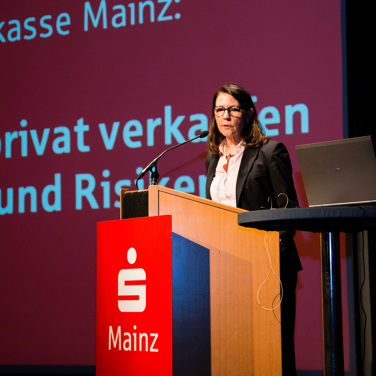 ehemalige Vorstandsvorsitzende der Sparkasse Mainz Ingrid Kölzer-Spitzkopf am Vortragspult