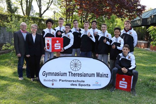 Basketballteam des Theresianum Gymnasiums mit Filialdirektorin Angelika Huster von der Sparkasse Mainz