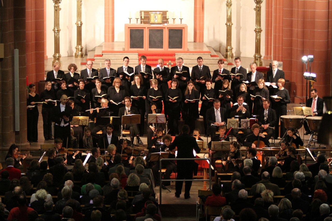 Konzert Mainzer Singakademie vor Publikum in einer Kirche