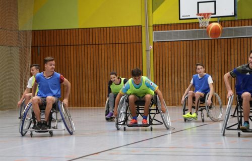 Schüler der IGS Nieder-Olm spielen in der Sporthalle Basketball im Rollstuhl