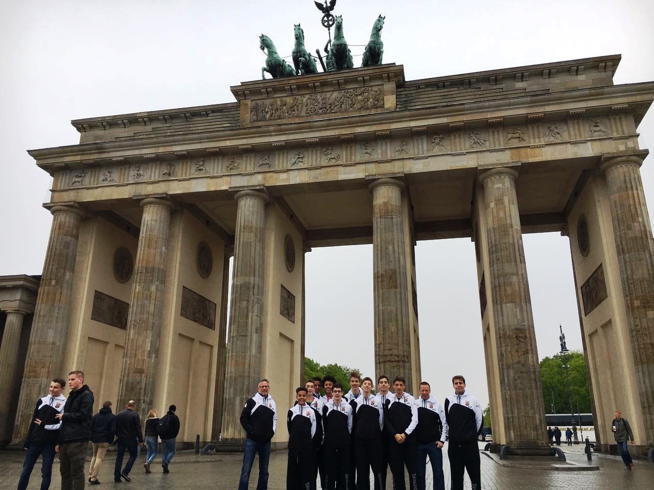 Basketballteam des Gymnasium Theresianum Mainz vor Brandenburger Tor in Berlin − Jugend trainiert für Olympia