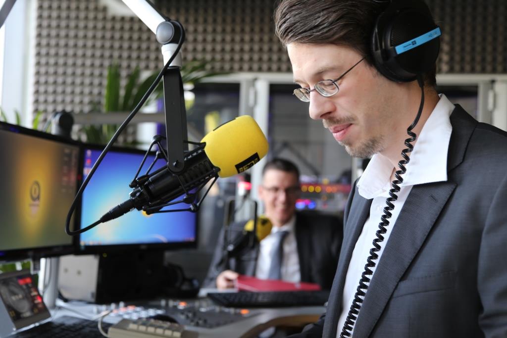 Radiomoderator von Rockland Radio in Mainz bei der Arbeit