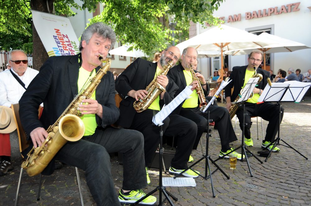 Orchestergipfel in Mainz − Blechbläser spielen am Ballplatz