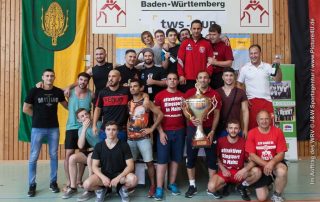 Wettkämpfer des Ringervereins ASV Mainz 88 in Sporthalle Baienfurt mit Pokal
