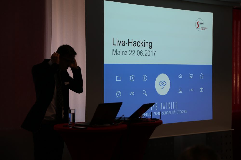 Experte der Syss GmbH Präsentation über Cyber-Kriminalität und Live-Hacking