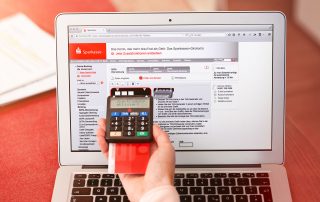 TAN-Generator mit EC-Karte und Online-Banking der Sparkasse auf Laptop geöffnet