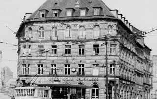 alte Schwarz-Weiß Fotografie der Städtischen Sparkasse Mainz