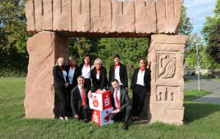 Mitarbeiter des Beratungscenters Nieder-Olm der Sparkasse Mainz vor Rheinhessentor