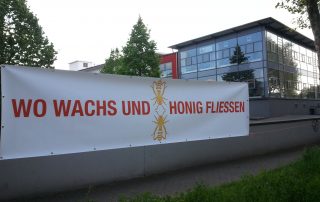 Banner "Wo Wachs und Honig fliessen"