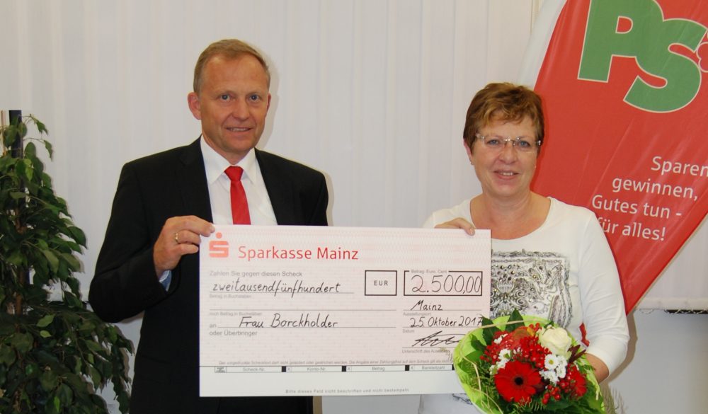 Scheckübergabe von Jörg Latzel, Mitarbeiter der Sparkasse Mainz, an PS-Los-Gewinnerin