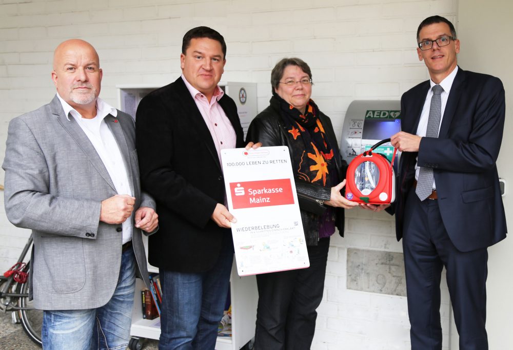 Vorstand Sparkasse Mainz Thorsten Mühl Übergabe Defibrillator an die Evangelische Kirchengemeinde in Oppenheim mit Markus Held