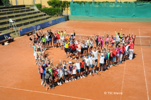 Mitgliederaufstellung des TSC Mainz in Herzform auf Tennisplatz