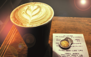 Kaffee mit Rechnung und Geld