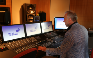 Studio Tonmeister Alfred Huff vor Musikpult