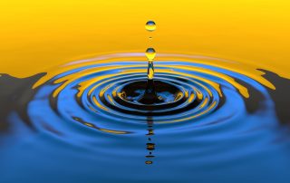 Wassertropfen Wasser schlägt Wellen
