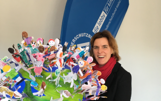 Katharina Gutsch mit gebastelter Weltkugel mit Kindern