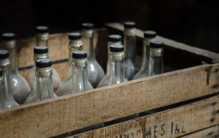 Flaschen in einer Holzkiste