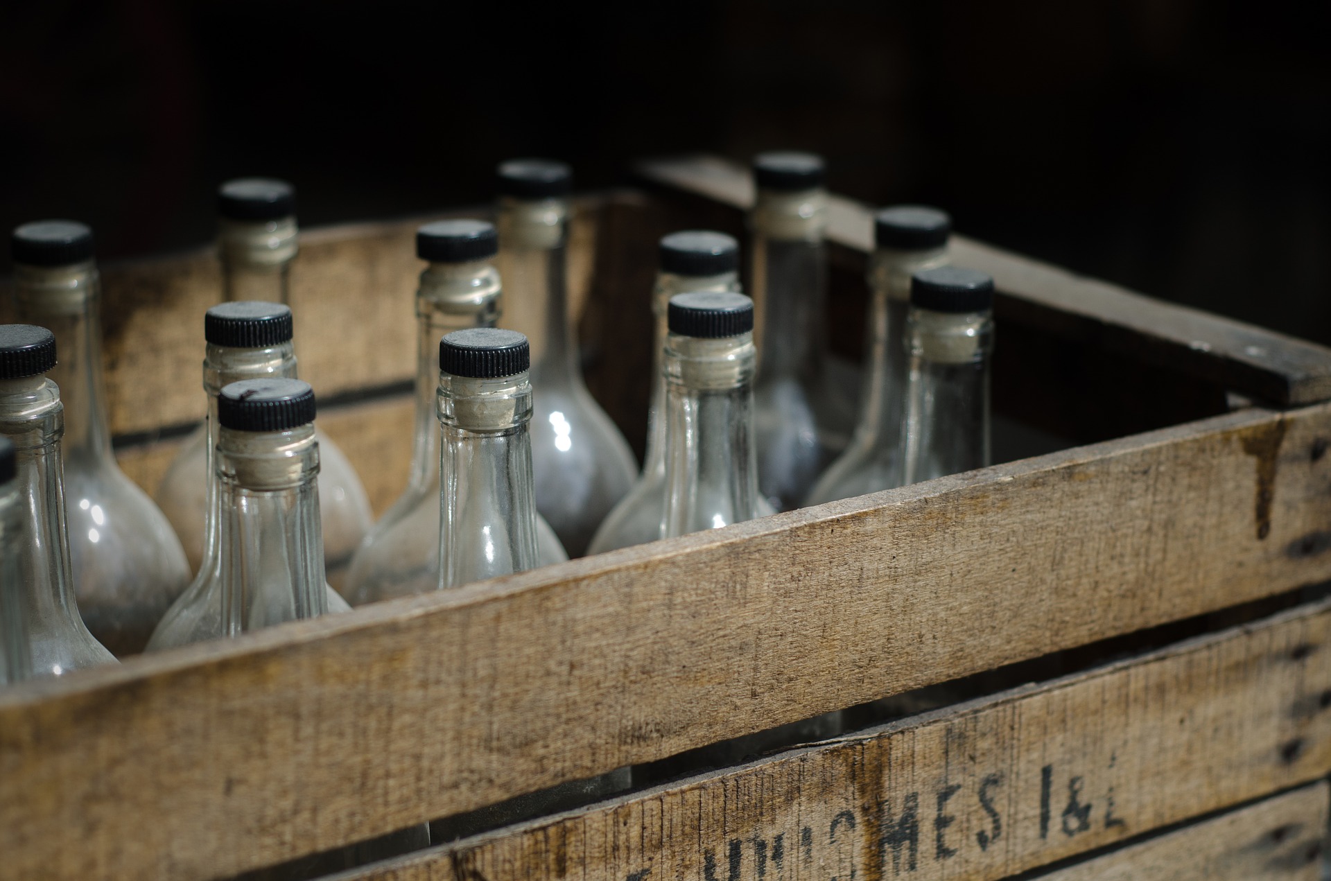 Flaschen in einer Holzkiste