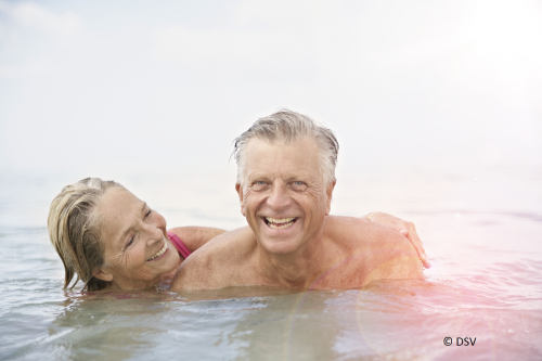 älteres Ehepaar schwimmen im Wasser