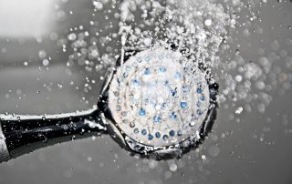 Wasser spritzt aus einem Duschkopf