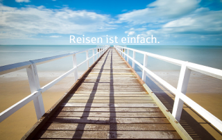 Holzsteg am Strand verläuft in das Meer