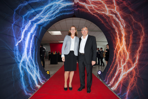 Susanne und Bernhard Moser in einem futuristischen Tunnel auf dem roten Teppich