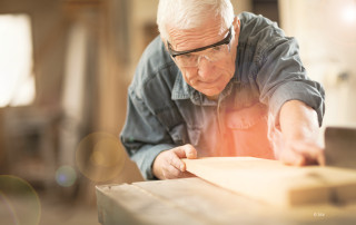 Schreiner mit Schutzbrille bei der Arbeit