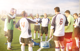 Fußballmannschaft auf dem Sportplatz