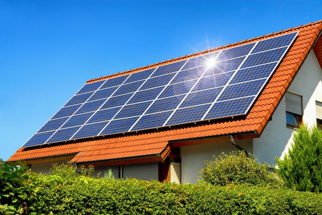 Installierte Solaranlage auf dem Dach eines Hauses