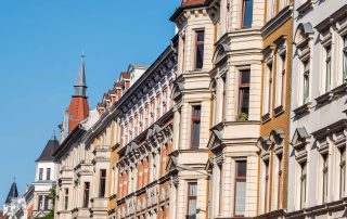 Häuserzeile mit Mehrfamilienhäusern (Altbau)