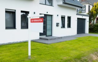 Haus mit „Zu verkaufen“-Schild
