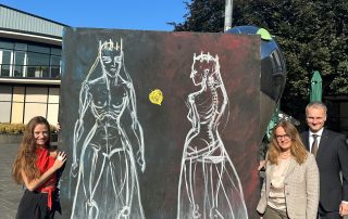Astrid Bellefroid, Künstlerin und Erschafferin des Gemäldes "Die zwei Hilden" mit Friederike Brüssermann und Dr. Meinrad Vierling vom Rotary Club Worms