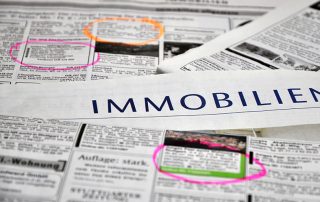Zeitungsseiten von Immobilienanzeigen