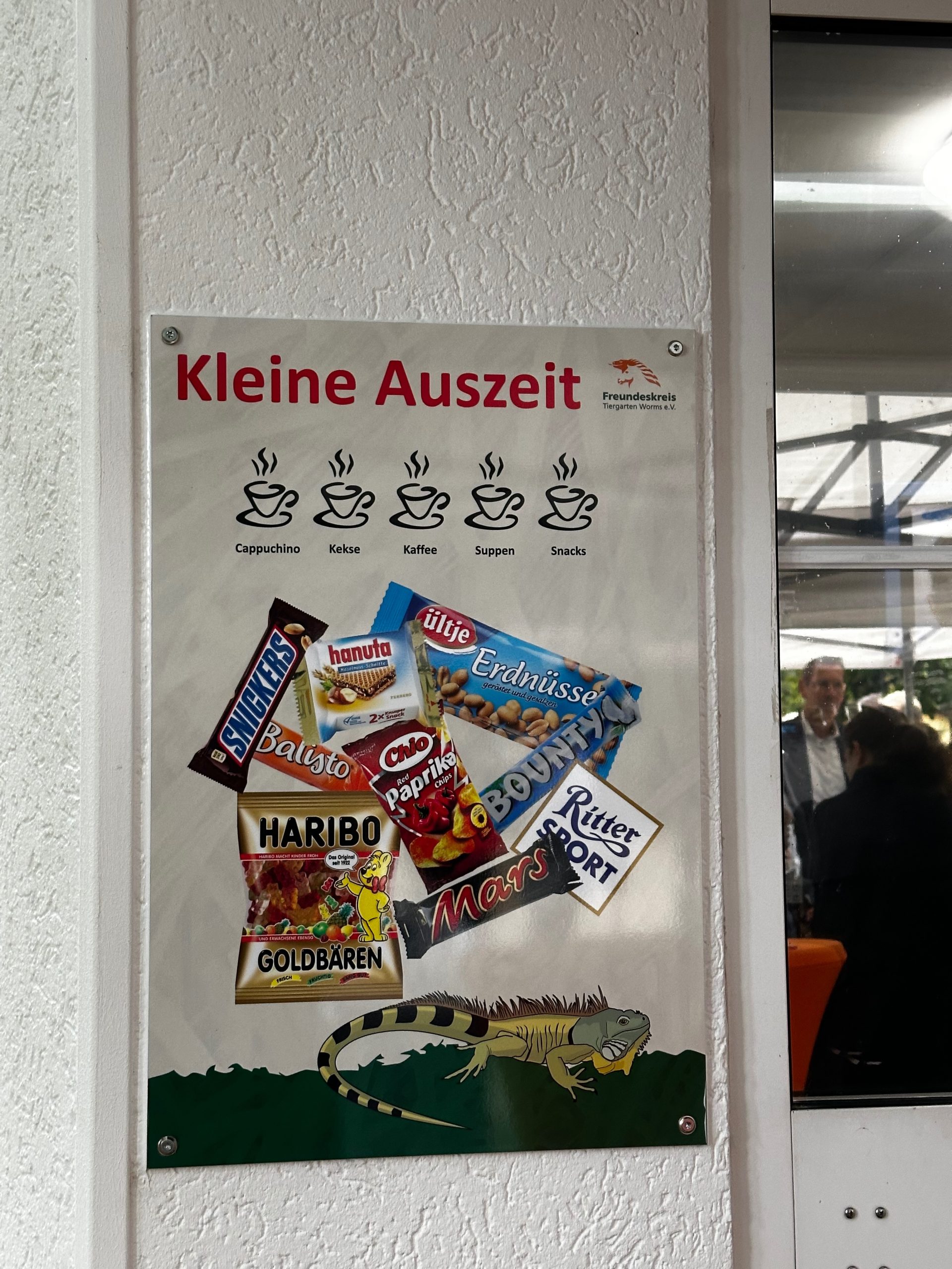 Hinweisschild auf Angebote in den Snackautomaten im Tiergarten Worms