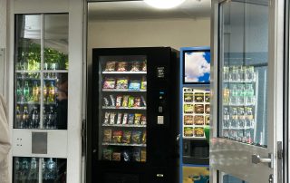 Blick in die Kleine Auszeit im Tiergarten Worms. Snack- und Getränkeautomaten