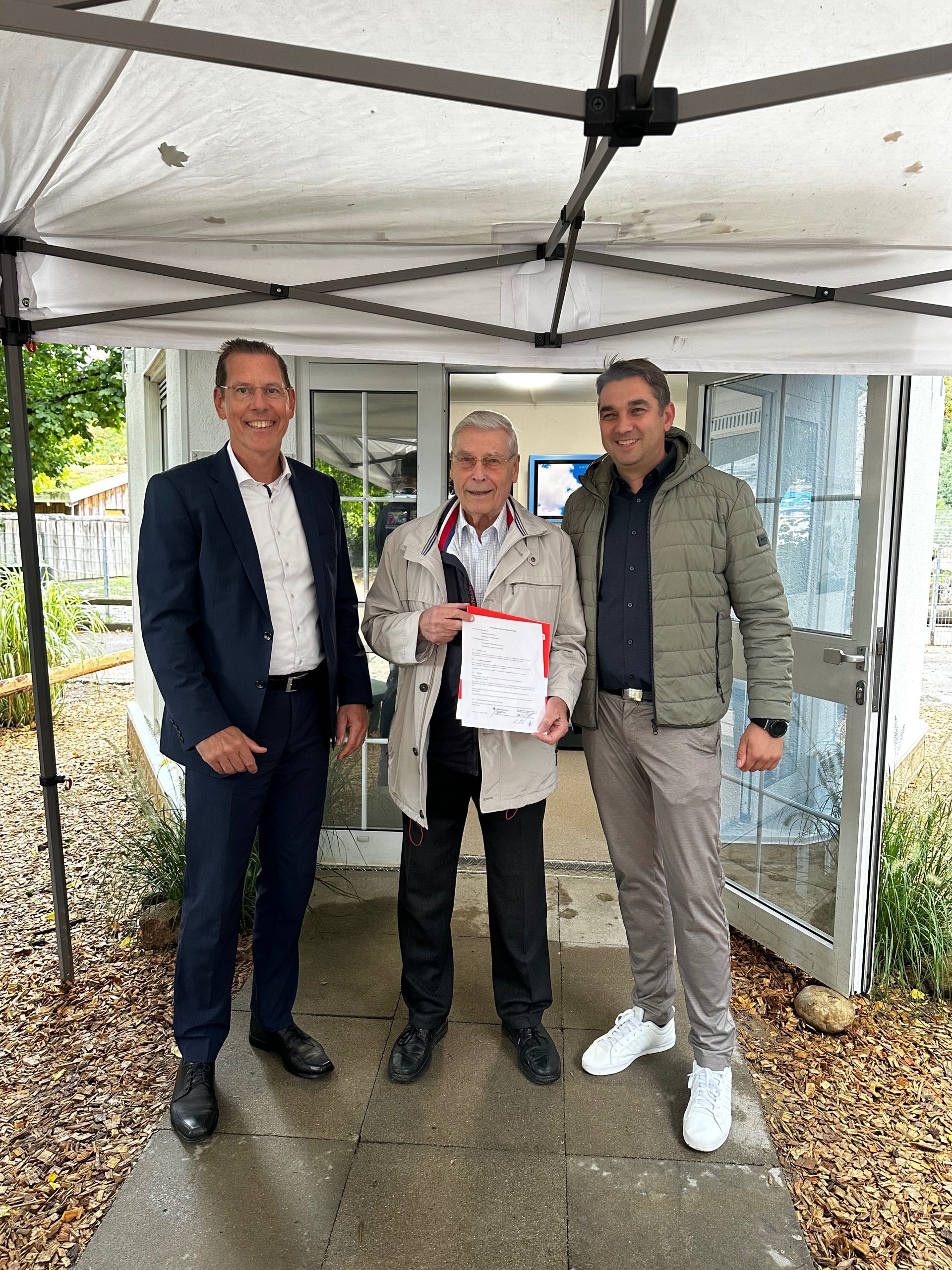 Frank Belzer (Sparkassenvorstand), Achim Herb (Freundeskreis Tiergarten Worms e.V.) und Timo Horst (Stadt Worms) bei der Eröffnung der Kleinen Auszeit im Tiergarten Worms.