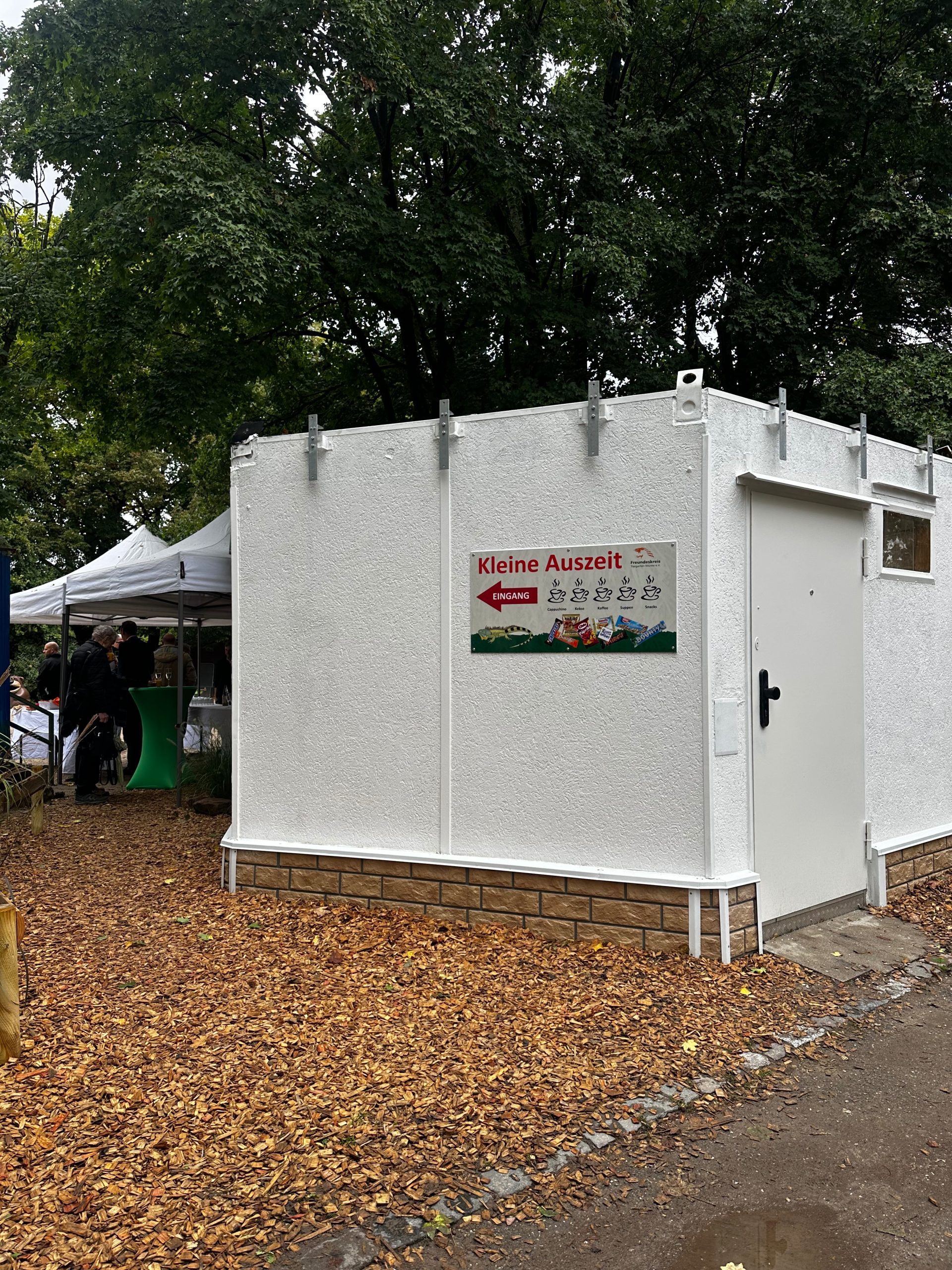 Wegweiser-Schild zur Kleinen Auszeit im Tiergarten Worms.