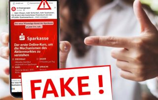 Eine Hand hält eine App mit einem Fake-Profil einer Sparkasse