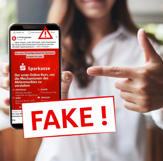 Eine Hand hält eine App mit einem Fake-Profil einer Sparkasse