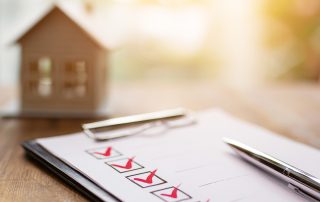 Klemmbrett mit einer Checkliste und einem Stift – ein Symbol für die Immobilienplanung. Mit KI umgesetzt.