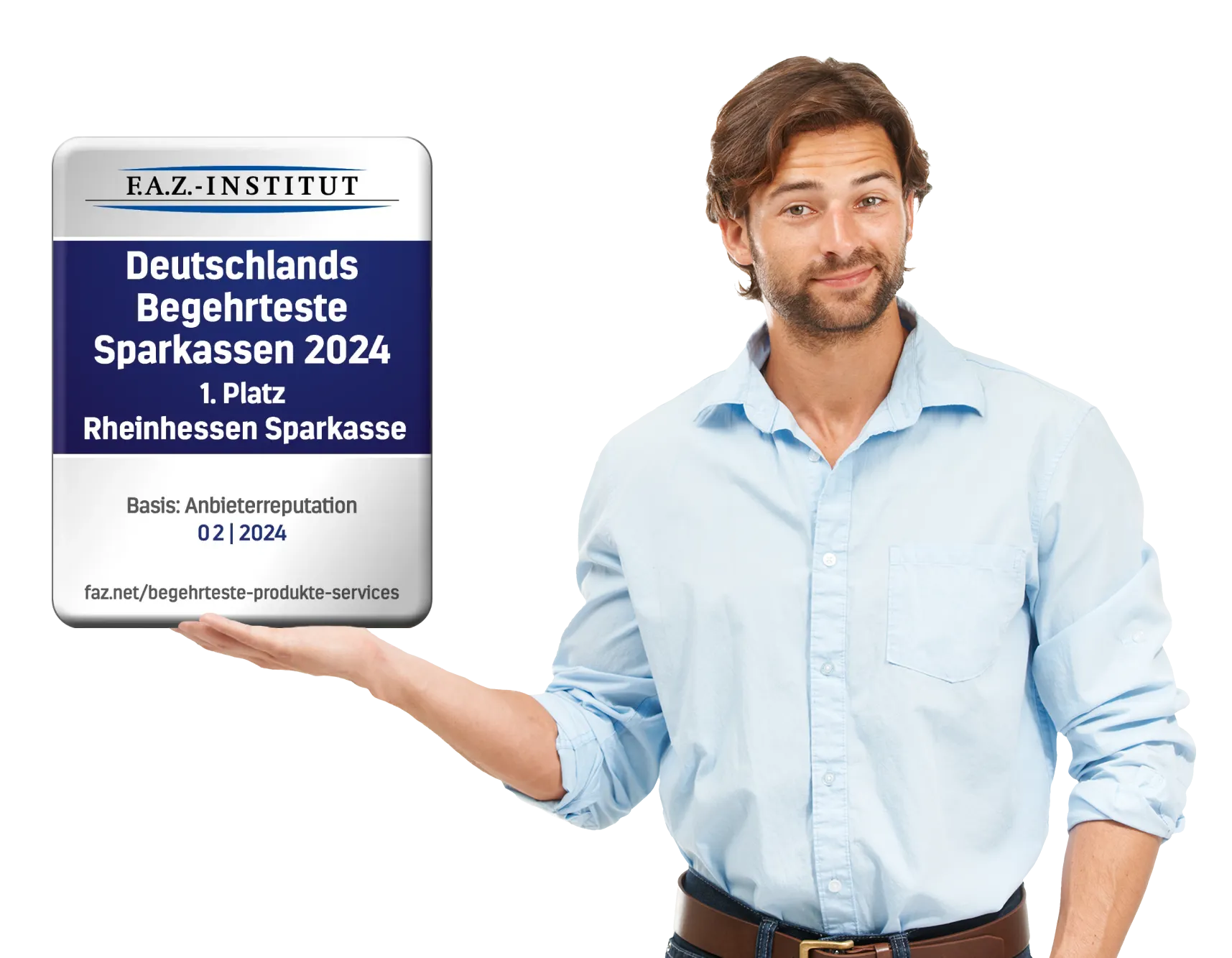 Mann im hellblauen Hemd hält eine Auszeichnung des F.A.Z.-Instituts hoch: „Deutschlands Begehrteste Sparkassen 2024 – 1. Platz Rheinhessen Sparkasse, Basis: Anbieterreputation, 02/2024“.